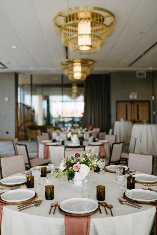 Jasper Hotel Fargo Bagian luar foto